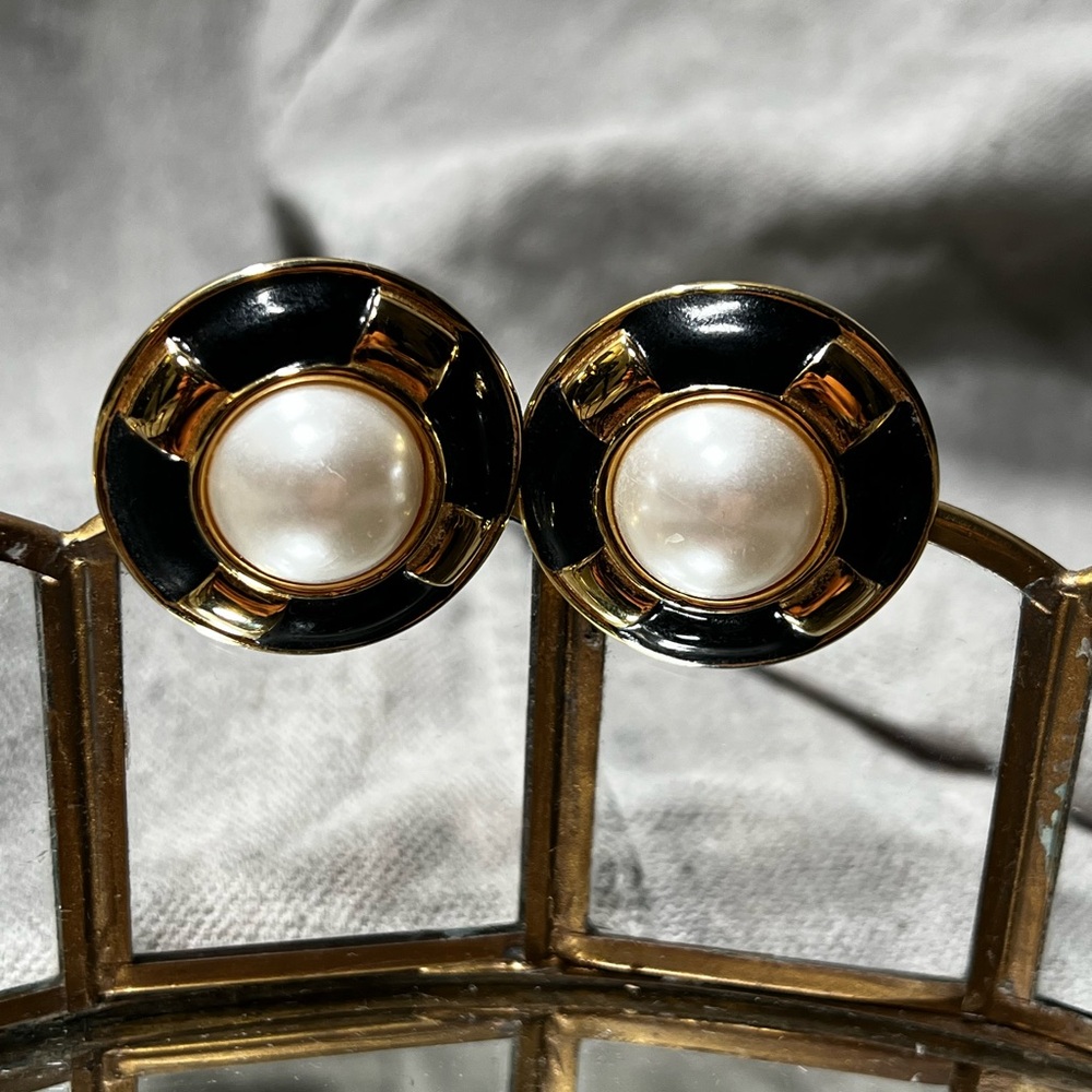 Vintage gold tone faux pearl black enamel clip on earrings - Picture 5 of 6
